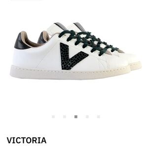 Calzados Victoria Made in Spain black leopard V design White leather silver heal